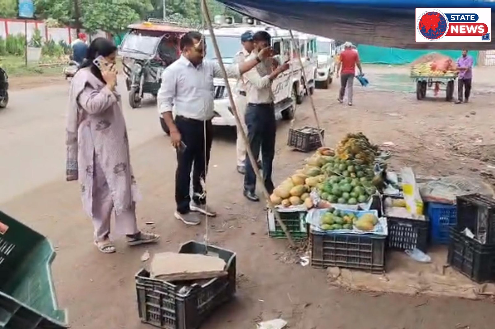 रविवारीय हाट में व्यवस्था सुधारने सड़क पर उतरे अधिकारी,
