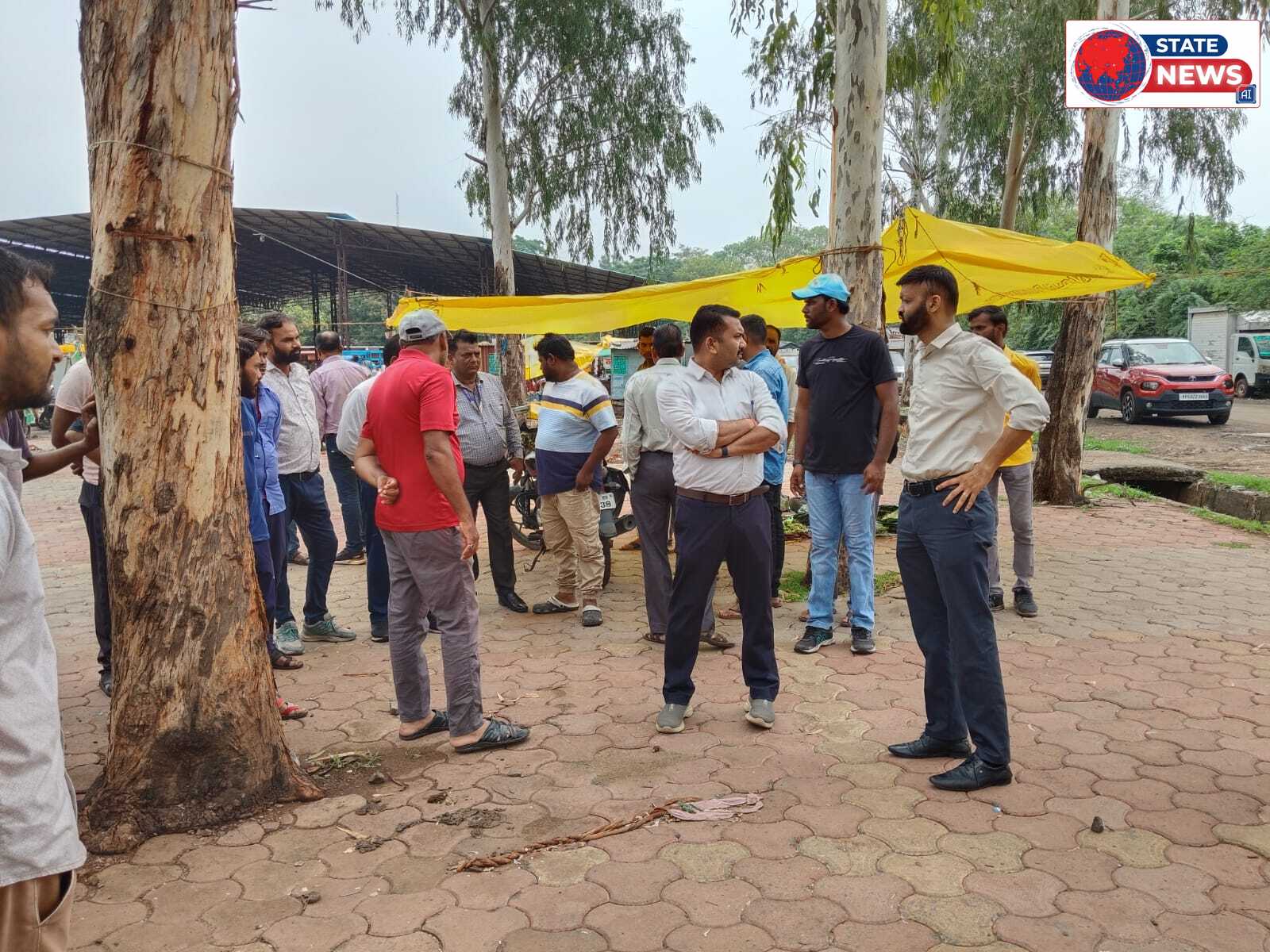 रविवारीय हाट में व्यवस्था सुधारने सड़क पर उतरे अधिकारी,