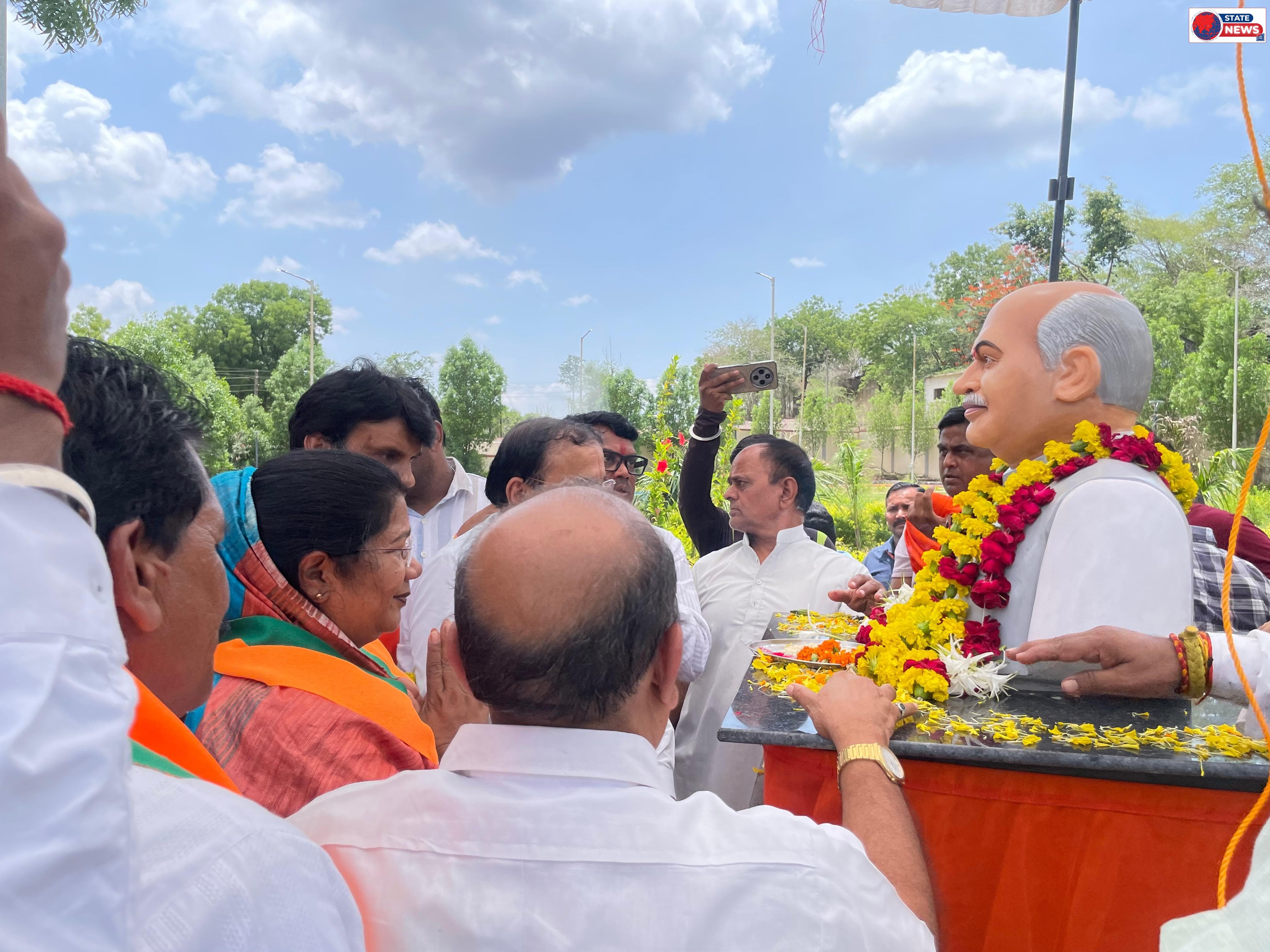 जोबट में डॉ. श्यामा प्रसाद मुखर्जी की प्रतिमा का अनावरण, राष्ट्र निर्माण के लिए युवाओं को उनके आदर्श अपनाने का संदेश  125वीं जयंती पर आयोजित
