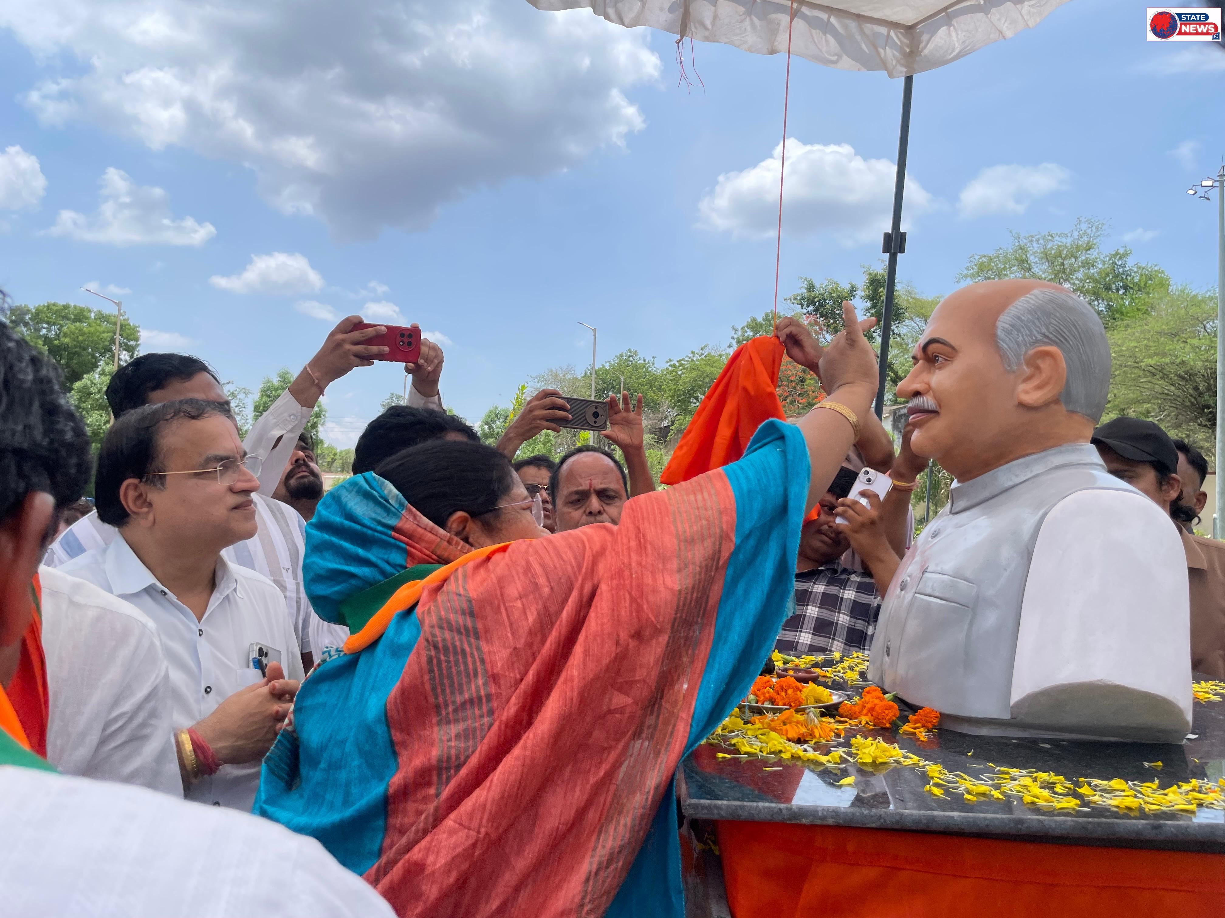 जोबट में डॉ. श्यामा प्रसाद मुखर्जी की प्रतिमा का अनावरण, राष्ट्र निर्माण के लिए युवाओं को उनके आदर्श अपनाने का संदेश  125वीं जयंती पर आयोजित