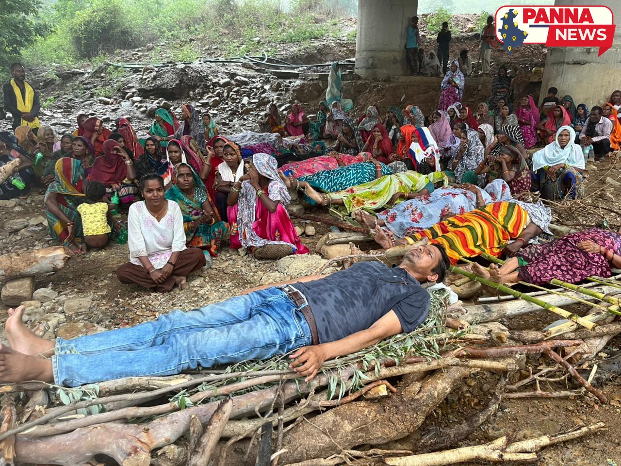 पन्ना में 'चिता आंदोलन' का उग्र रूप: चौथे दिन भी डटे विस्थापित, समाजसेवी की भूख हड़ताल