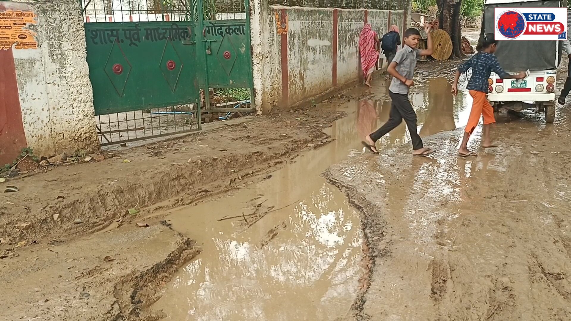 गोदकला में नल-जल योजना पर सवाल, स्कूल गेट के सामने खोदा गड्ढा छोड़ फरार हुआ ठेकेदार