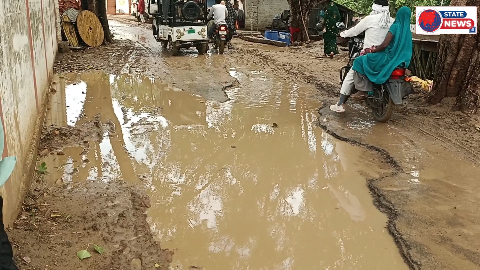 गोदकला में नल-जल योजना पर सवाल, स्कूल गेट के सामने खोदा गड्ढा छोड़ फरार हुआ ठेकेदार