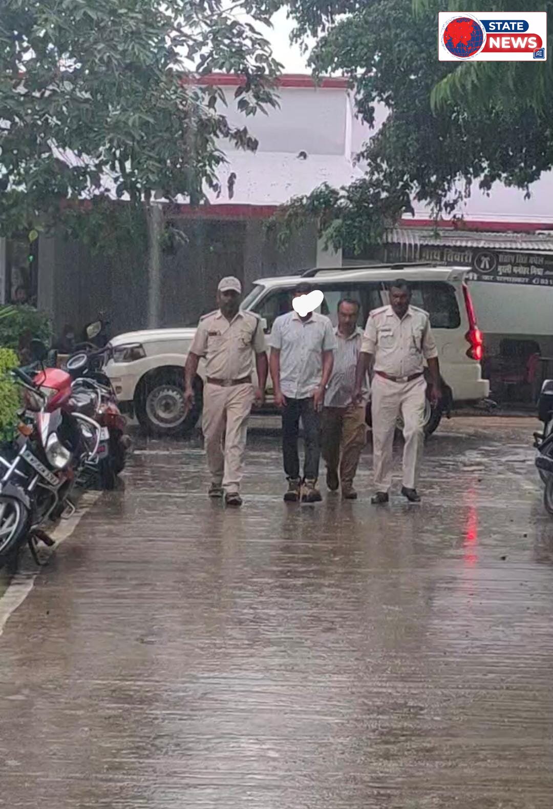 चीतल को केला खिलाने का वीडियो पड़ा भारी, वायरल क्लिप के बाद हुई कानूनी कार्रवाई