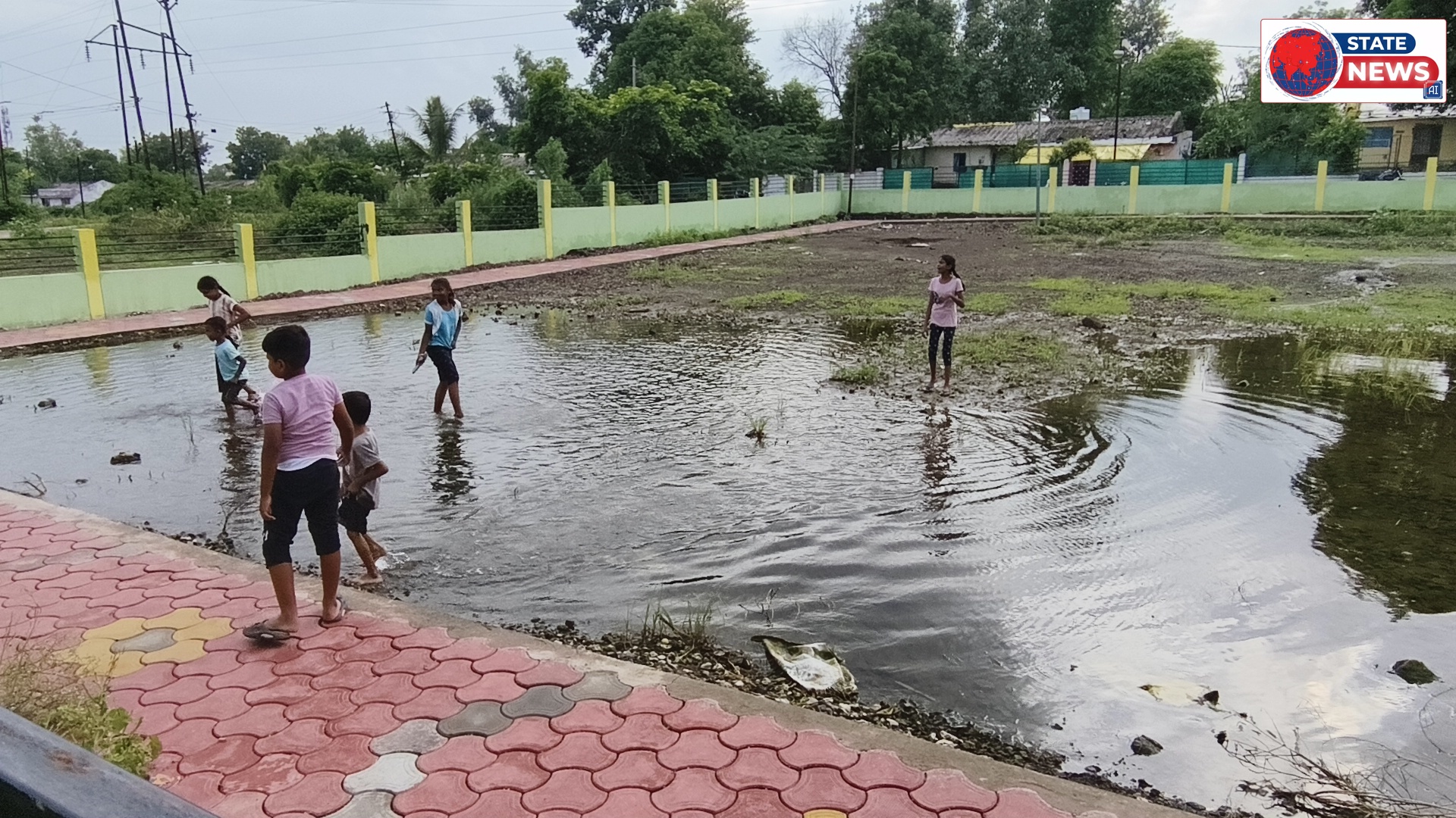 खेलने में बच्चे खतरे से अनजान ,वार्ड क्रमांक 11 के गार्डन में भरे पानी में बच्चे ले रहे हैं तालाब का आनंद लेते ।