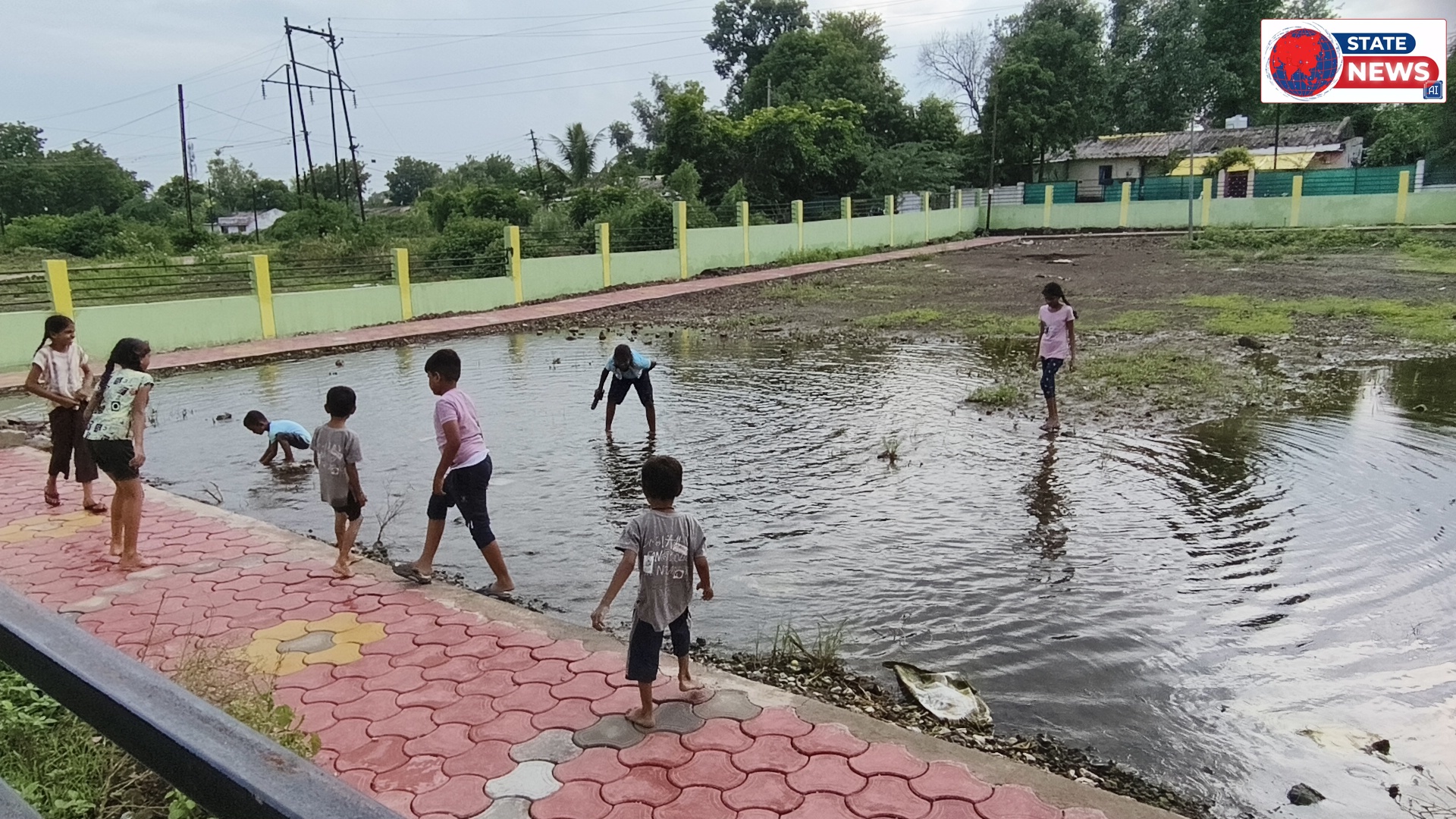 खेलने में बच्चे खतरे से अनजान ,वार्ड क्रमांक 11 के गार्डन में भरे पानी में बच्चे ले रहे हैं तालाब का आनंद लेते ।