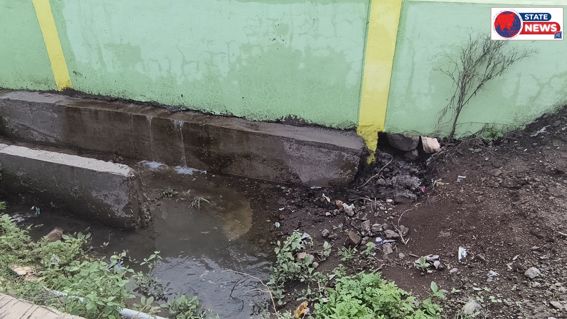 नेपानगर के वार्ड क्रमांक 11 में बने गार्डन में पानी निकासी नहीं बनने  पर गार्डन बना तालाब