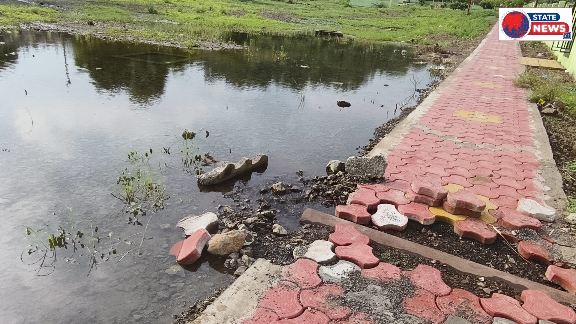 नेपानगर के वार्ड क्रमांक 11 में बने गार्डन में पानी निकासी नहीं बनने  पर गार्डन बना तालाब