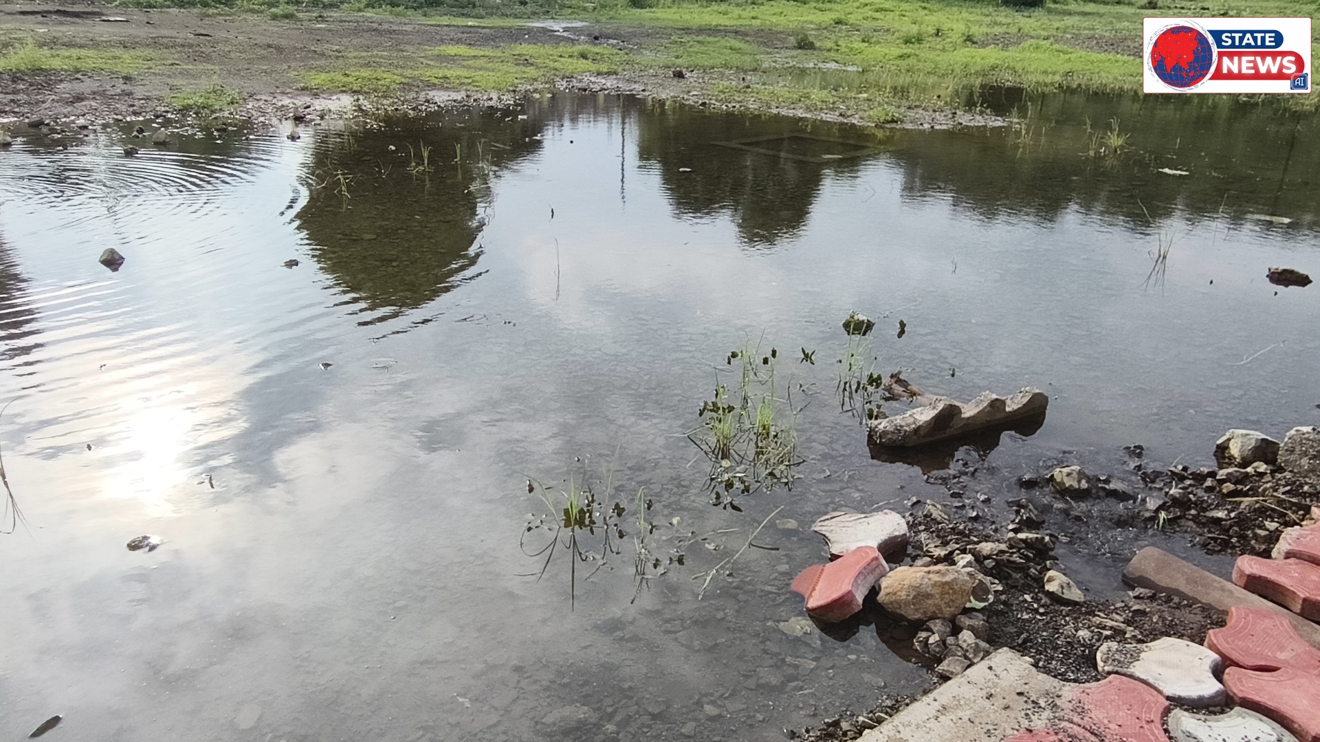 नेपानगर के वार्ड क्रमांक 11 में बने गार्डन में पानी निकासी नहीं बनने  पर गार्डन बना तालाब