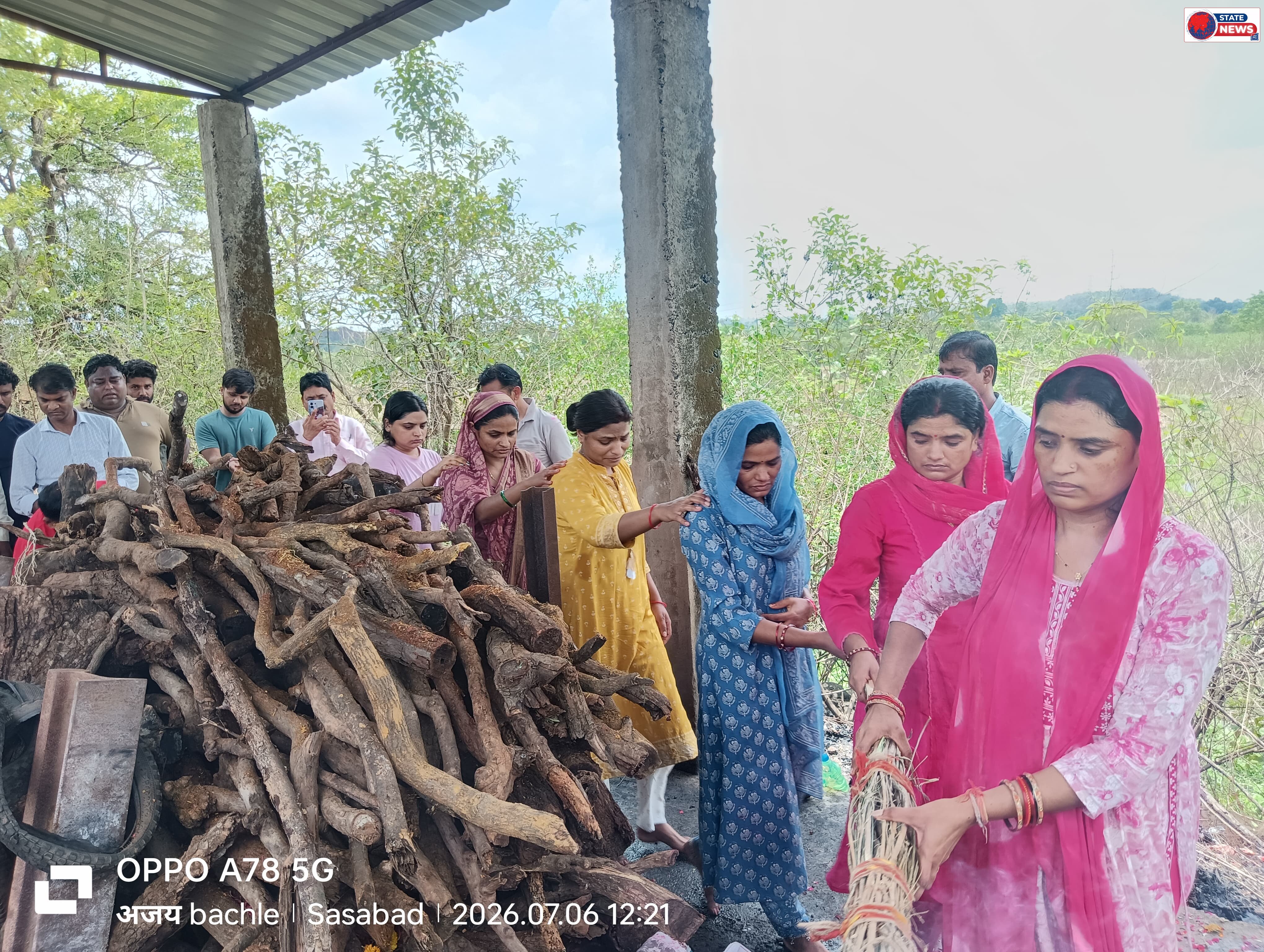 *हसलपुर में बेटियों ने निभाया बेटे का फर्ज, 6 बहनों ने पिता को दी मुखाग्नि*
