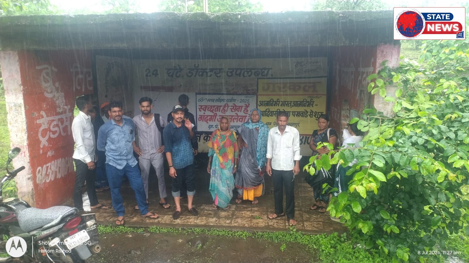 ग्राम पंचायत बदनापुर का जर्जर यात्री प्रतीक्षालय बना हादसे का इंतजार, बारिश में जान जोखिम में डालकर रुकने को मजबूर ग्रामीण