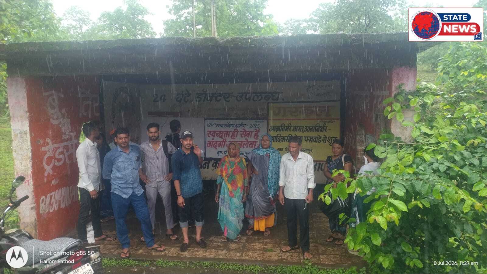ग्राम पंचायत बदनापुर का जर्जर यात्री प्रतीक्षालय बना हादसे का इंतजार, बारिश में जान जोखिम में डालकर रुकने को मजबूर ग्रामीण