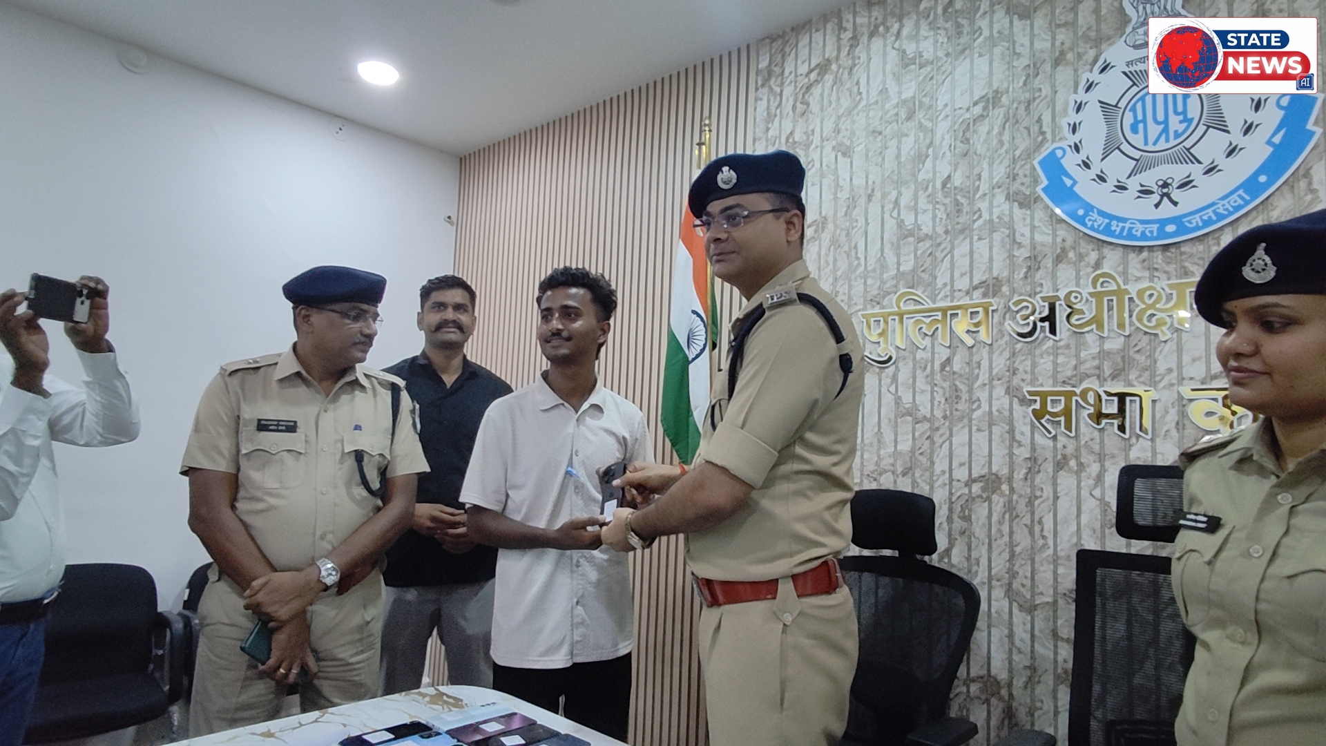 100 गुम मोबाइल लौटाकर बुरहानपुर पुलिस ने जीता जनता का भरोसा, ₹20 लाख के फोन बरामद कर लौटाई सैकड़ों चेहरों की मुस्कान