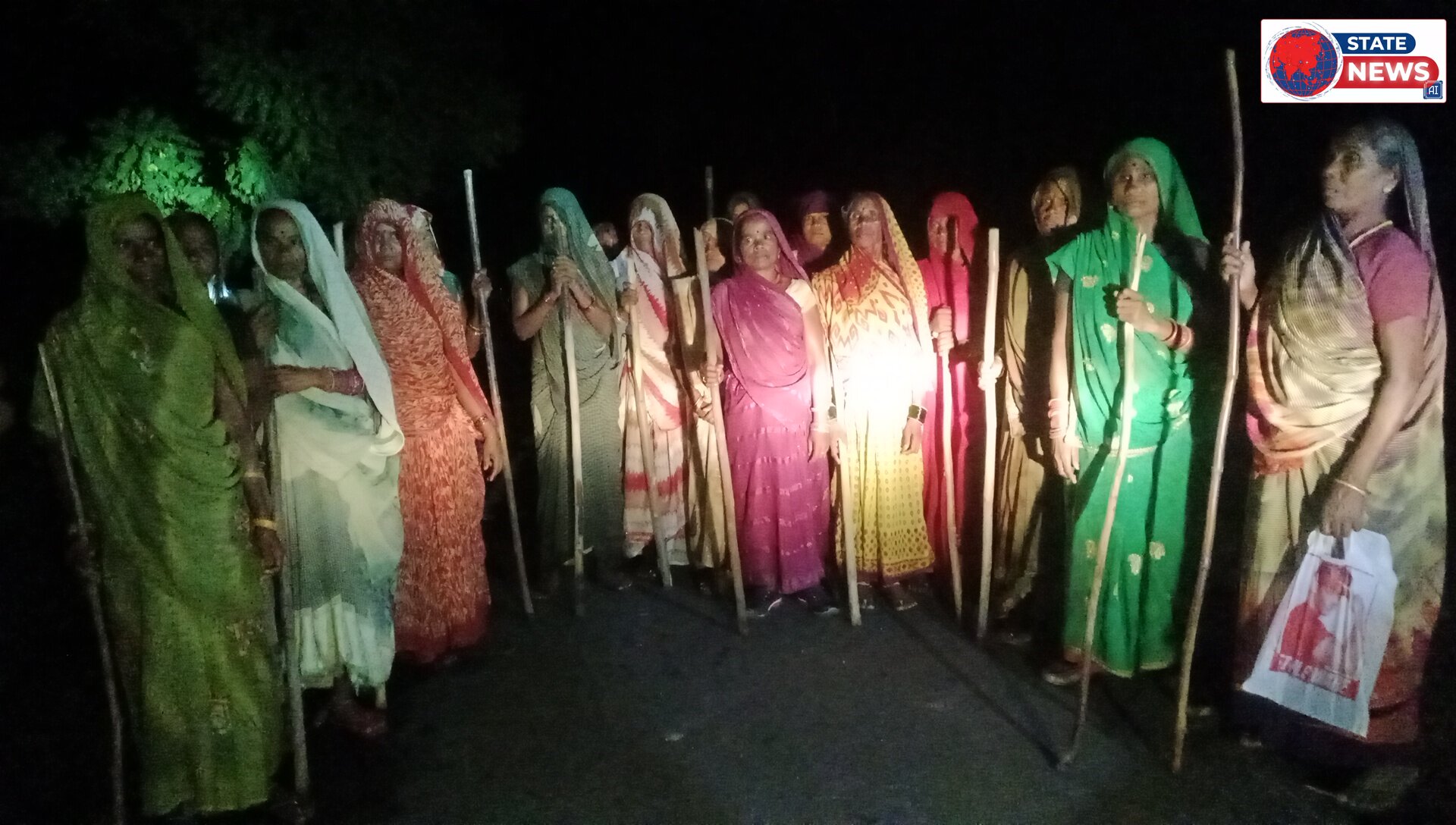 अवैध शराब के खिलाफ महिलाओं का हल्ला बोल: डंडे लेकर रात में सड़कों पर उतरीं
