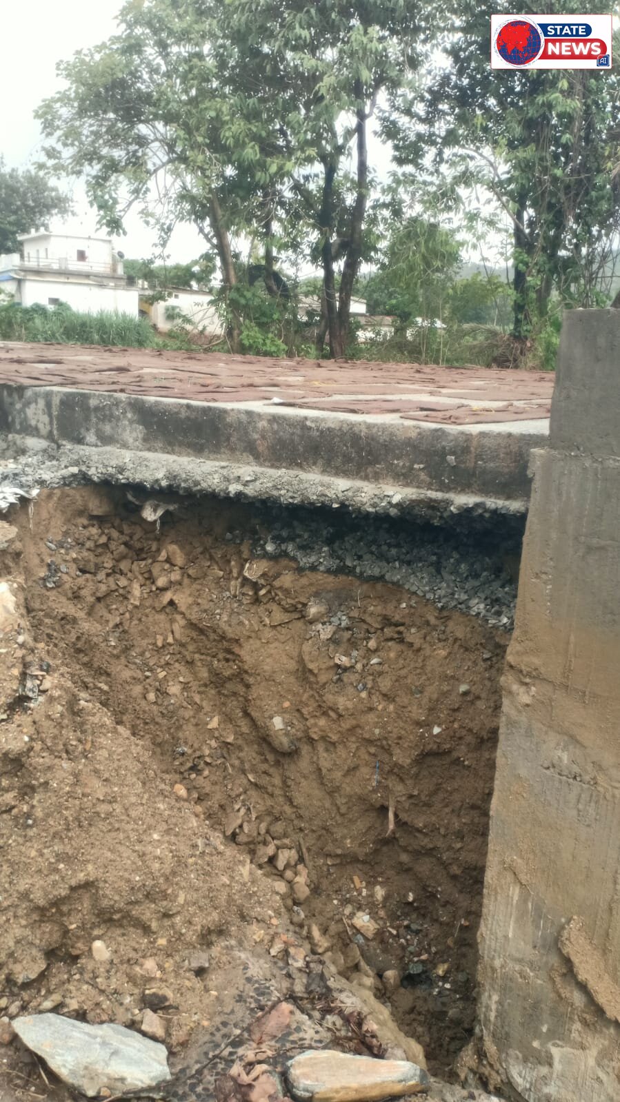 *125 करोड़ की सीसी सड़क पहली ही बारिश में बेनकाब, बरसाली के पास पुलिया का अर्थवर्क बहा*