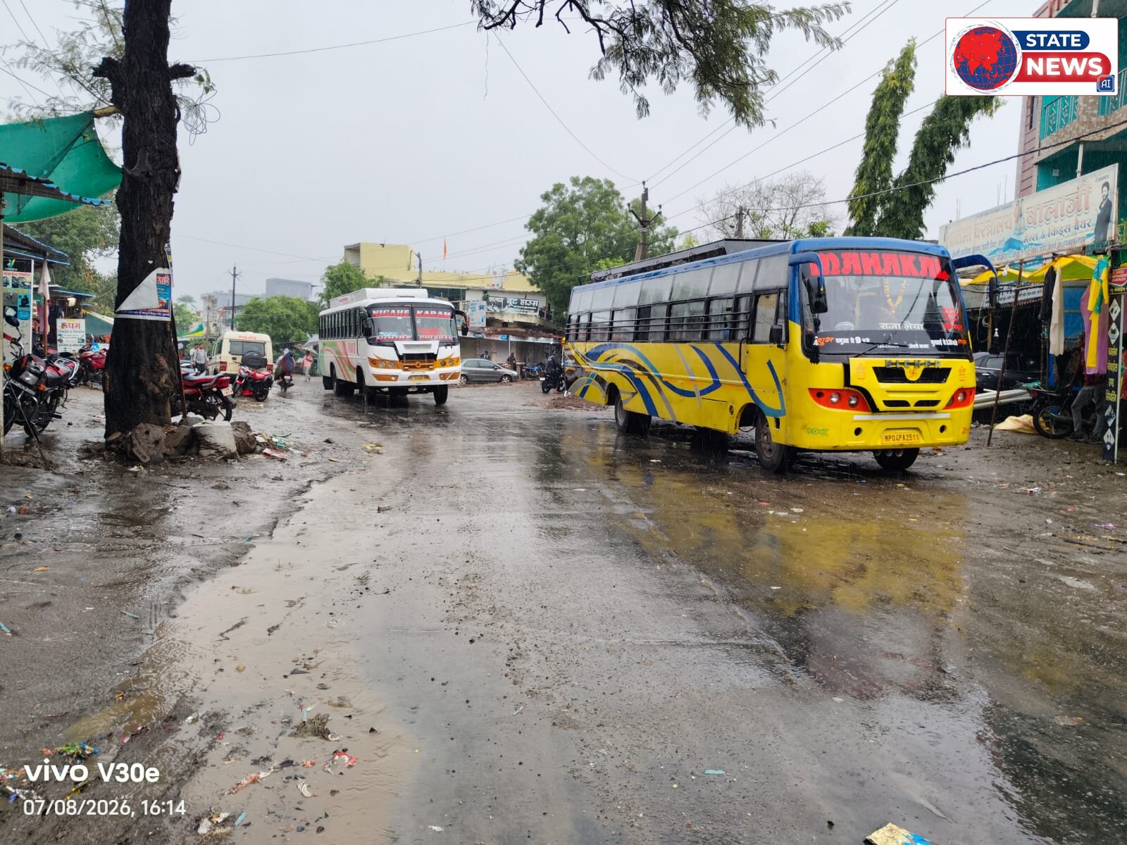 *इटावा मुख्य बस स्टैंड पर मूलभूत सुविधाओं का अकाल, शौचालय और यात्री प्रतीक्षालय के अभाव में रोज़ाना हजारों यात्री परेशान*