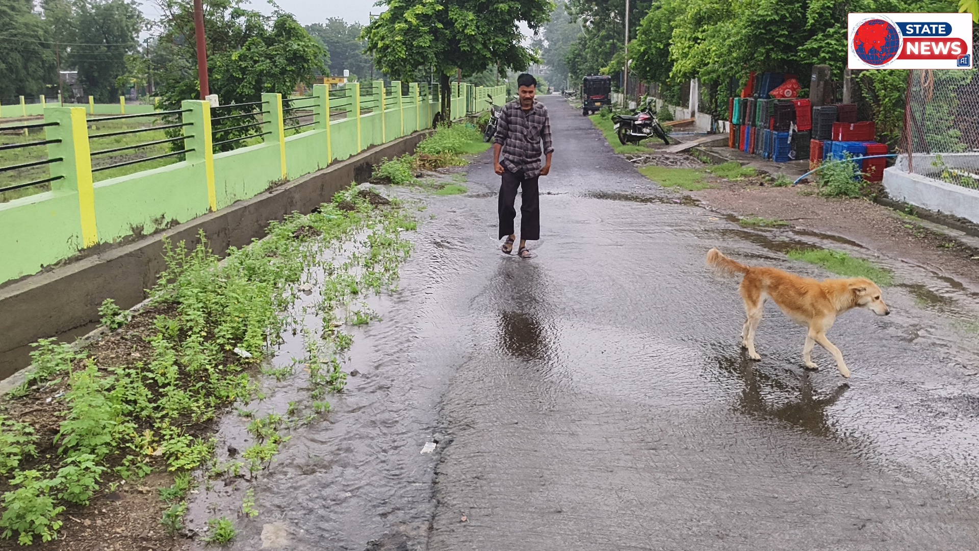 नगर पालिका की अनदेखी- रहवासियो की बढ़ी फ़जीहत, नाली के बजाये सडक से बह रहा बारिश का पानी
