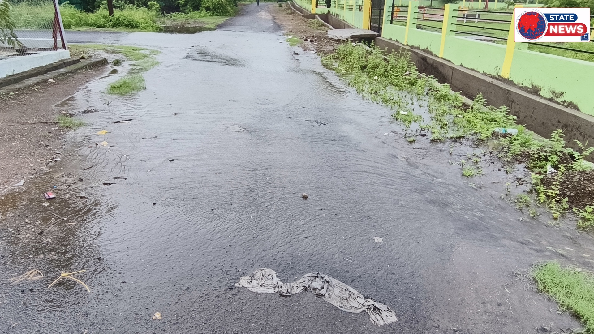 नगर पालिका की अनदेखी- रहवासियो की बढ़ी फ़जीहत, नाली के बजाये सडक से बह रहा बारिश का पानी