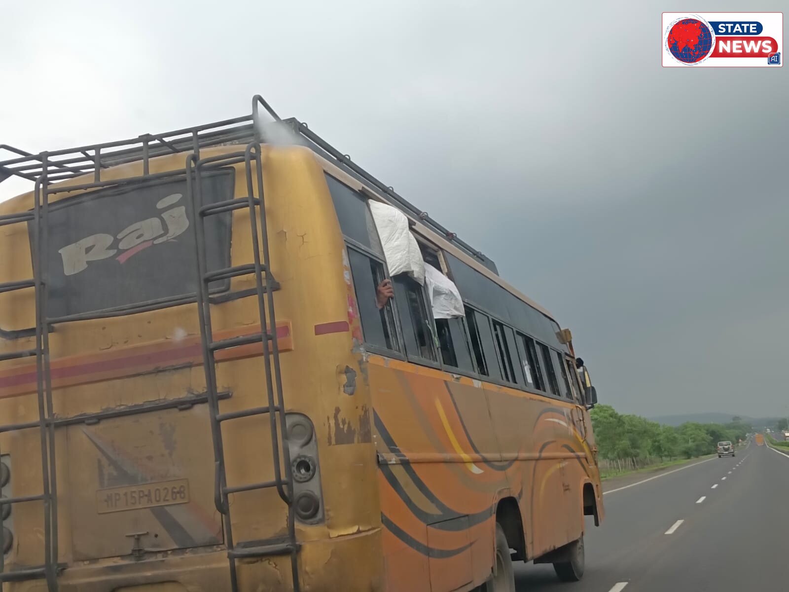 NH-44 पर दौड़ रही मौत: टूटी खिड़कियों पर बोरी टांगकर दौड़ रही सागर-नरसिंहपुर बस, यात्रियों की जान से खिलवाड़
