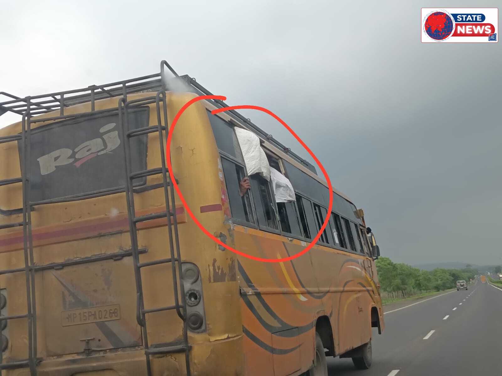 NH-44 पर दौड़ रही मौत: टूटी खिड़कियों पर बोरी टांगकर दौड़ रही सागर-नरसिंहपुर बस, यात्रियों की जान से खिलवाड़