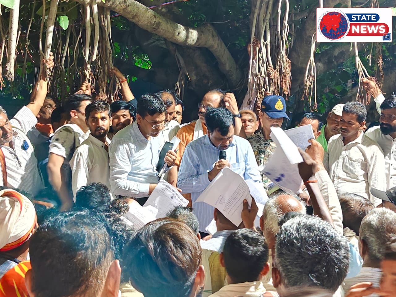 कलेक्टर का गैर एसी बस से गांव दौरा
