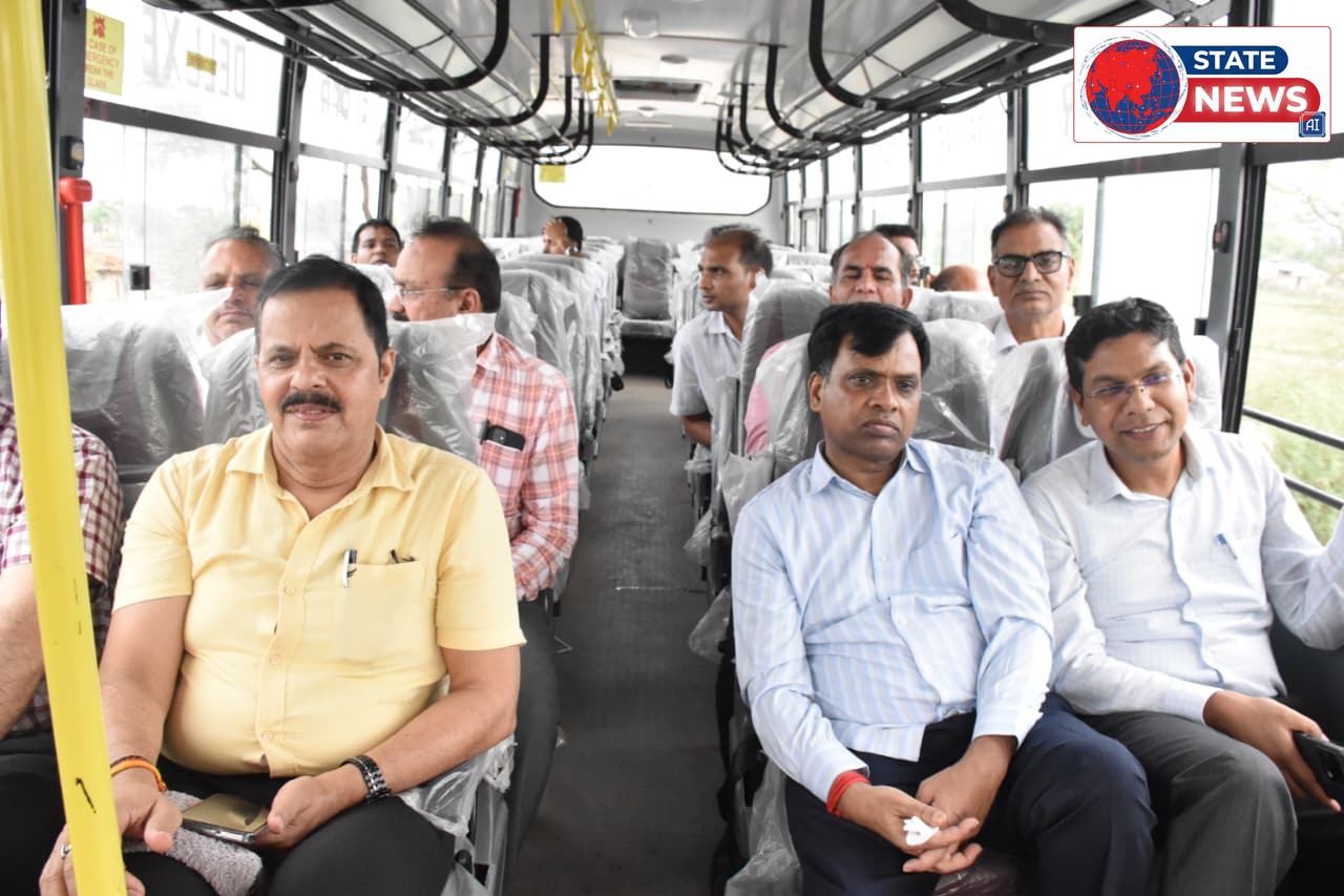 कलेक्टर का गैर एसी बस से गांव दौरा