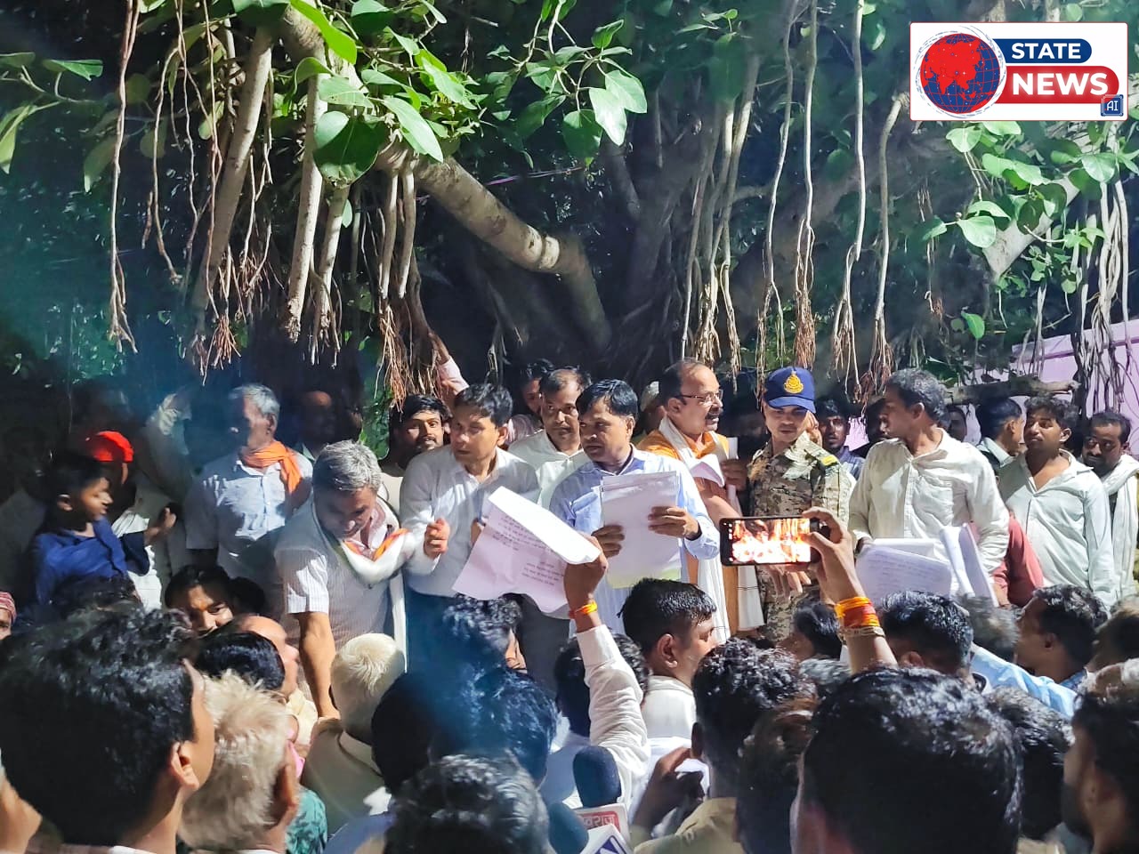 कलेक्टर का गैर एसी बस से गांव दौरा