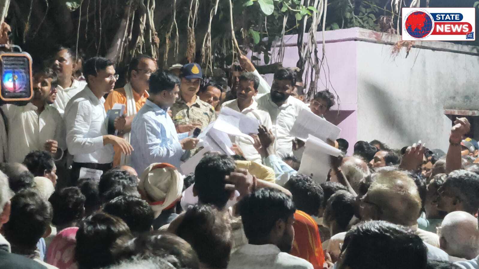 कलेक्टर का गैर एसी बस से गांव दौरा