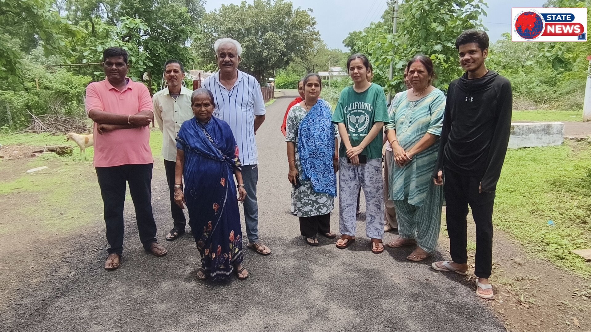 पहली बारिश में ही उखड़ने लगी दो माह पूर्व बनी डामरीकरण रोड, घटिया निर्माण पर रहवासियों का आक्रोश बढ़ा