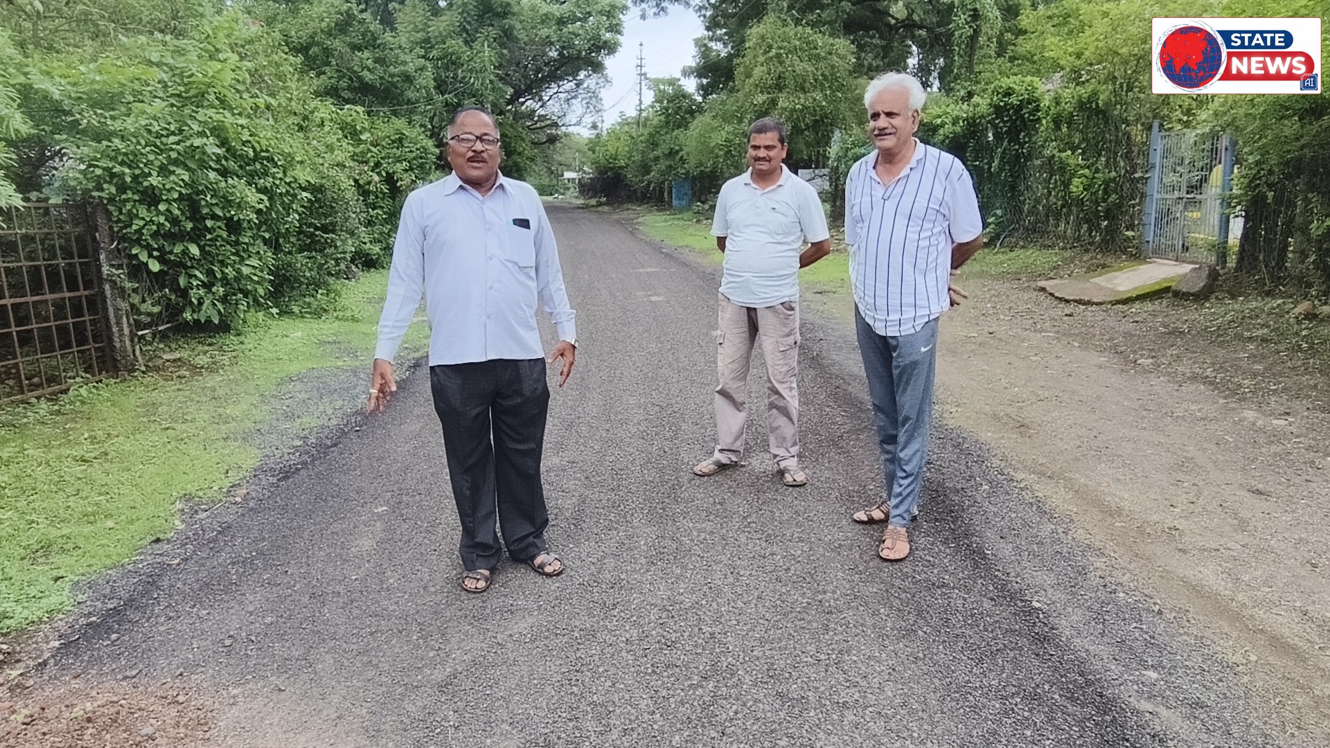 पहली बारिश में ही उखड़ने लगी दो माह पूर्व बनी डामरीकरण रोड, घटिया निर्माण पर रहवासियों का आक्रोश बढ़ा