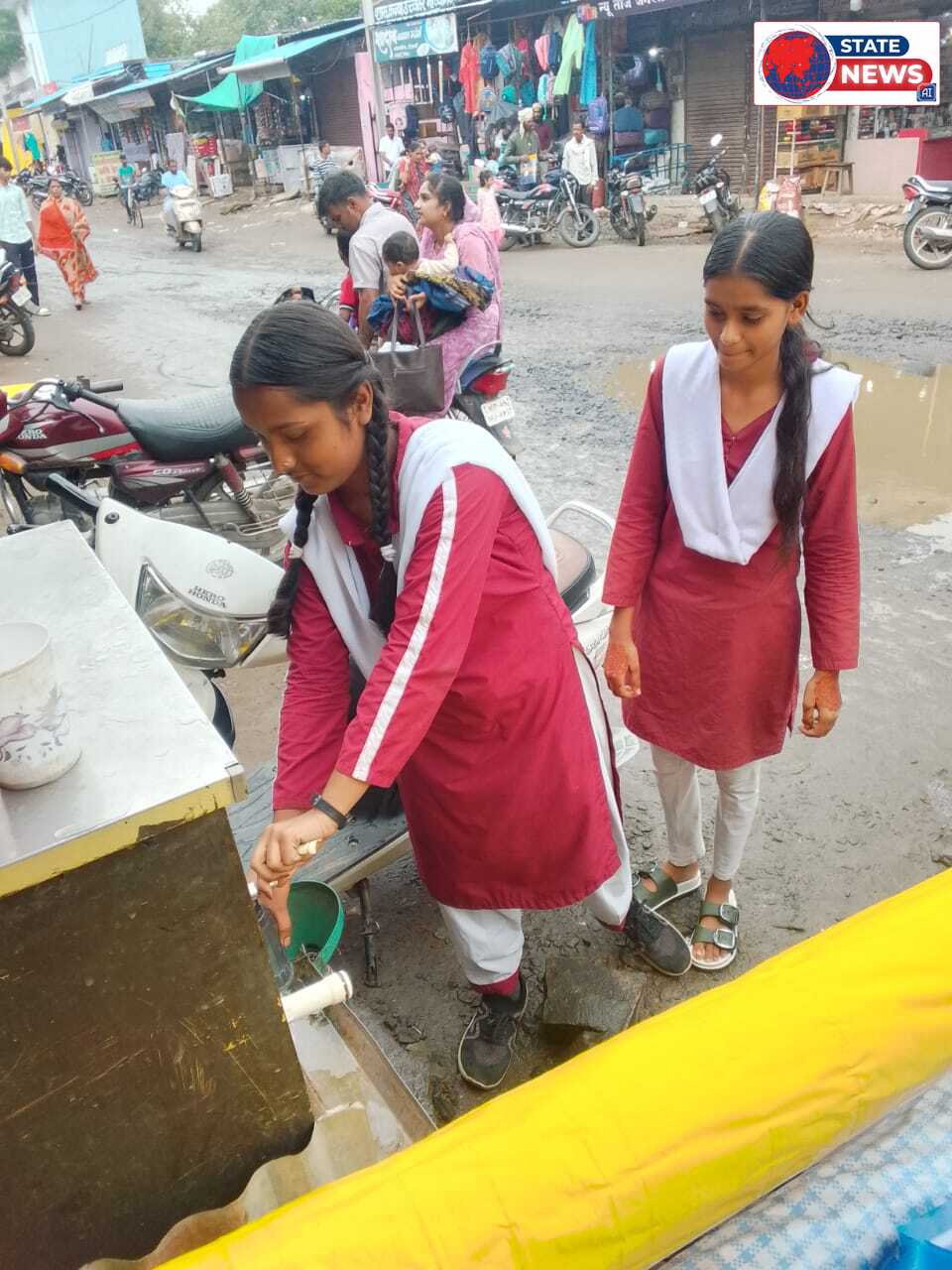 *आमला की कन्या शाला में पेयजल का गंभीर संकट, छात्राएं स्कूल छोड़ बाहर से भर रहीं पानी*