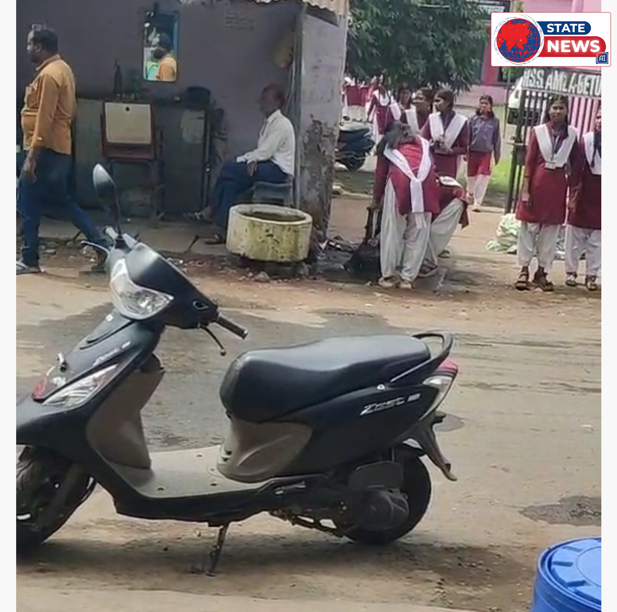 *आमला की कन्या शाला में पेयजल का गंभीर संकट, छात्राएं स्कूल छोड़ बाहर से भर रहीं पानी*