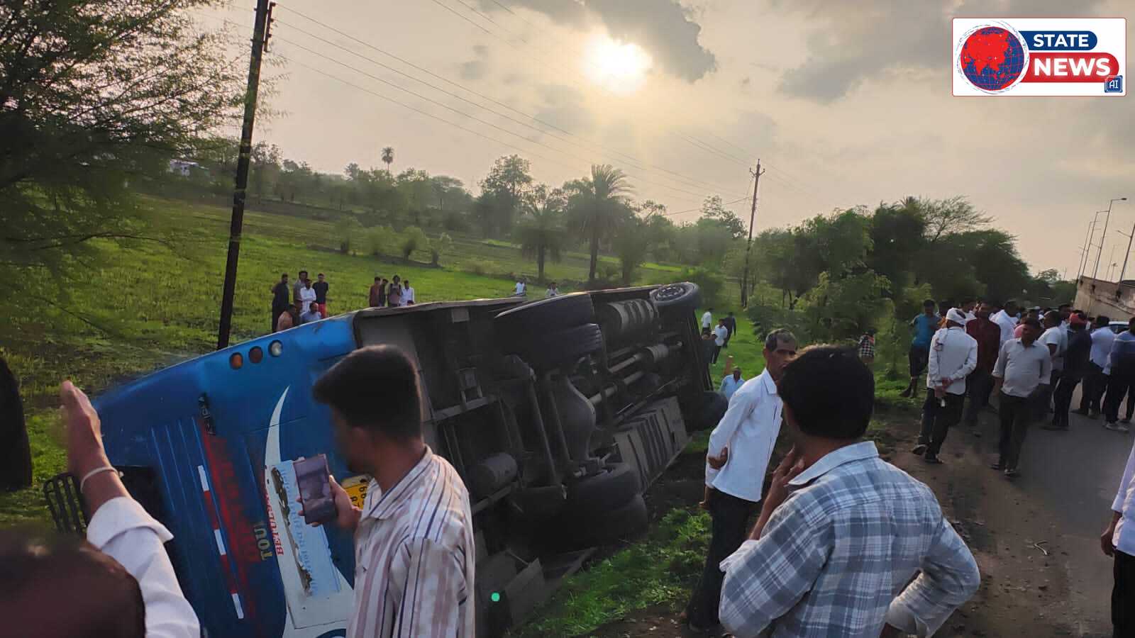 पांढुर्णा में बड़ा सड़क हादसा: अनियंत्रित होकर पलटी डिस्ट्रिक्ट बस, 40 से अधिक यात्री घायल*
