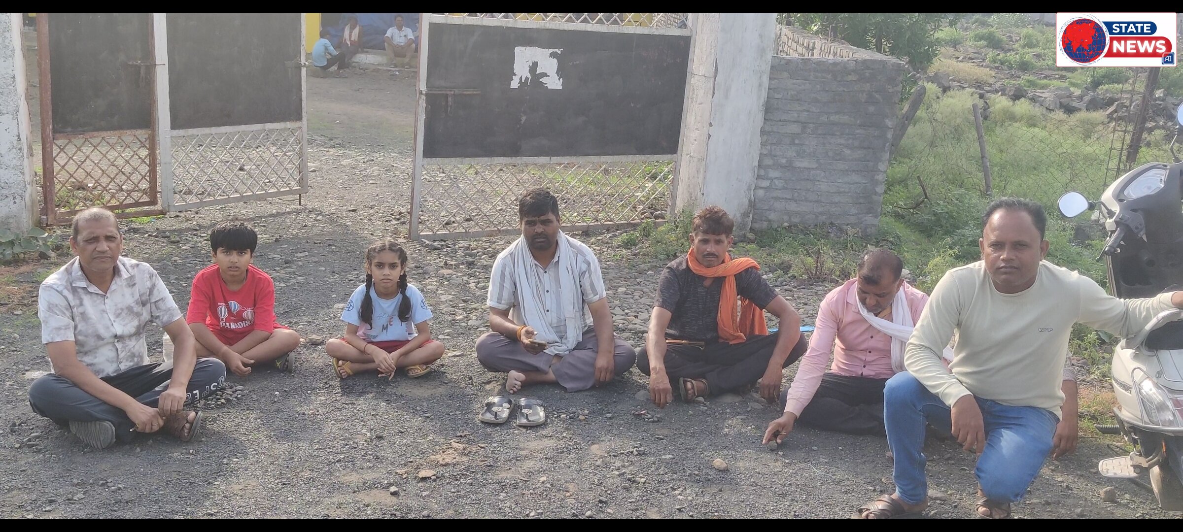 किसान बच्चों समेत बैठे बेयरहाउस के गेट पर धरने पर