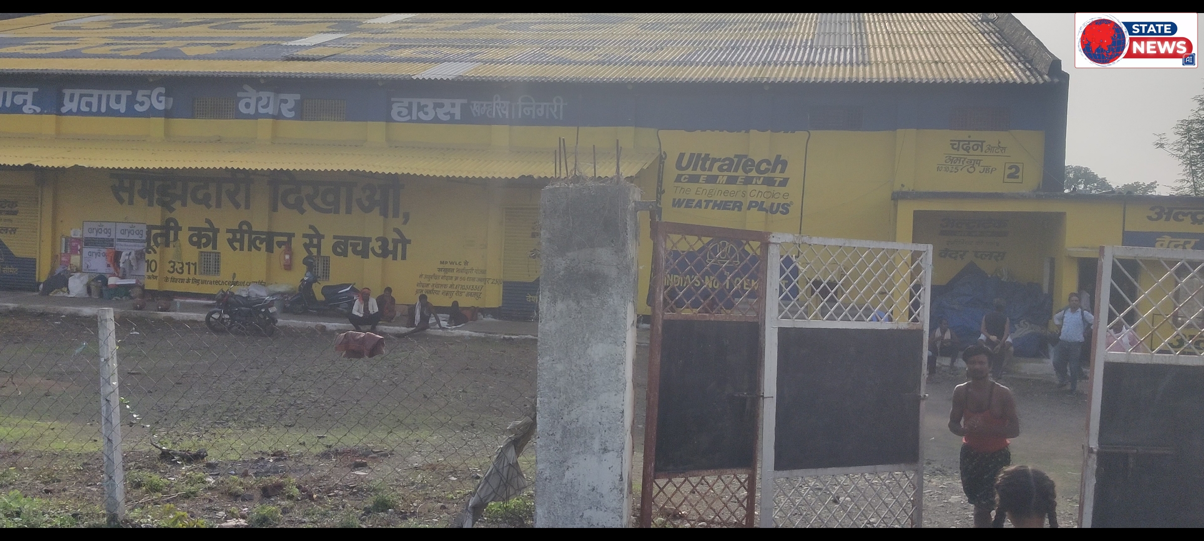 किसान बच्चों समेत बैठे बेयरहाउस के गेट पर धरने पर
