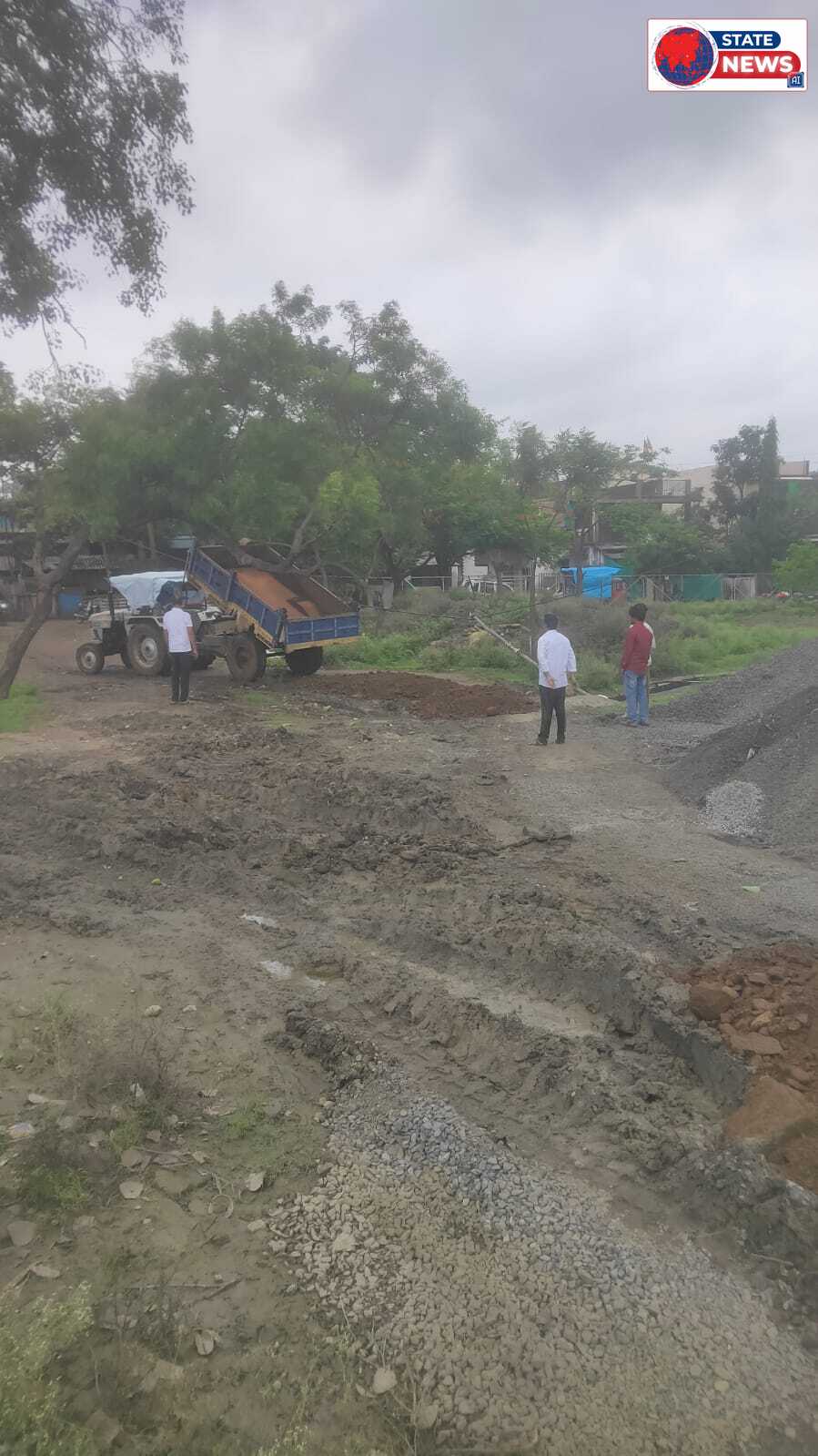 पार्षद खुशबू अतुलकर की पहल रंग लाई, माल गोदाम क्षेत्र में डस्ट मुरूम बिछाकर नगर पालिका ने दी राहत