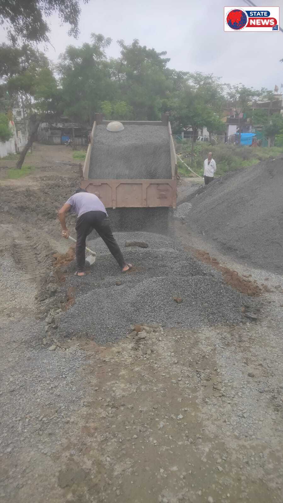 पार्षद खुशबू अतुलकर की पहल रंग लाई, माल गोदाम क्षेत्र में डस्ट मुरूम बिछाकर नगर पालिका ने दी राहत
