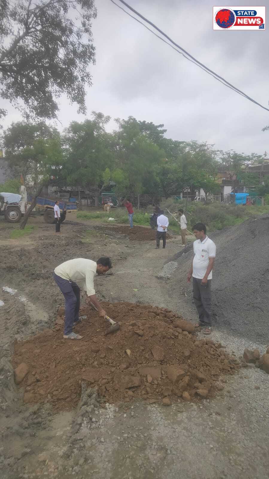 पार्षद खुशबू अतुलकर की पहल रंग लाई, माल गोदाम क्षेत्र में डस्ट मुरूम बिछाकर नगर पालिका ने दी राहत