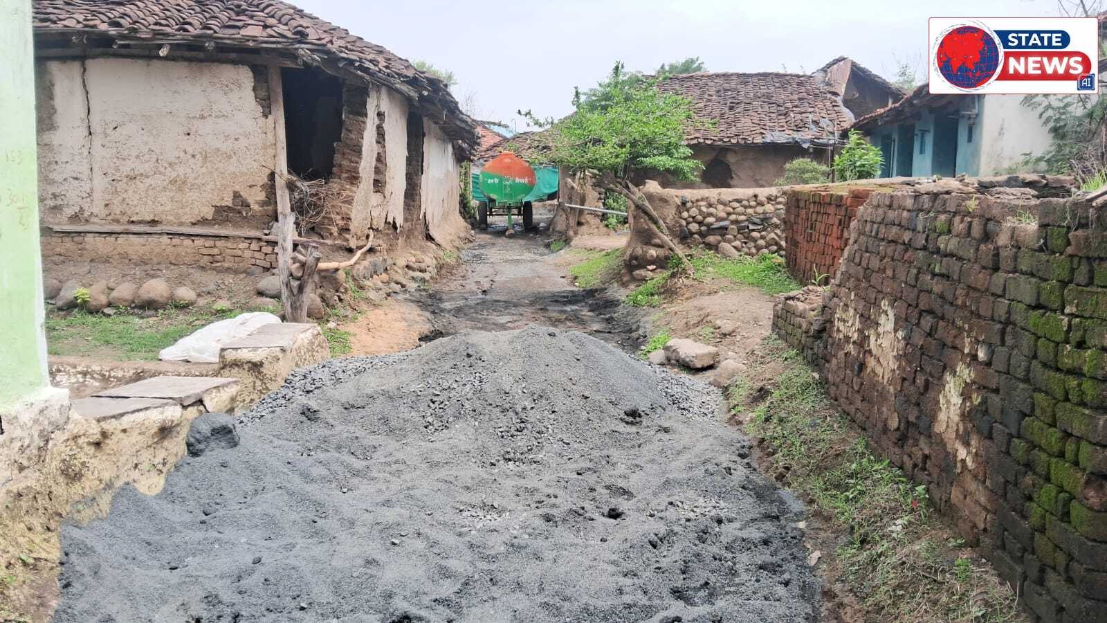 ग्राम पंचायत  बेलढाना में सीसी सड़क निर्माण पर उठे भ्रष्टाचार के सवाल पहली बारिश में उखडने की आशंका   ग्रामीणों का आरोप बिना देश बिना पालीथि