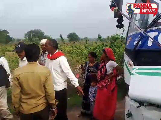 पन्ना: रैपुरा में भीषण सड़क हादसा, बस की टक्कर से ट्रैक्टर के हुए दो टुकड़े