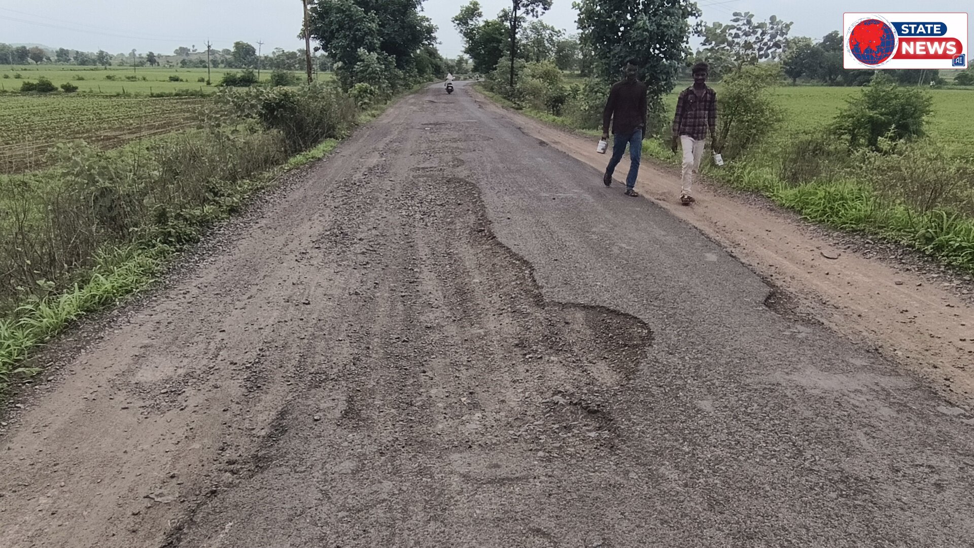 2 करोड़ 47 लाख 87 हजार रुपए से बने रोड में जगह जगह गड्ढे घटिया निर्माण, आए दिन एक्सीडेंट होते रहते हैं ग्रामीणों में आक्रोश