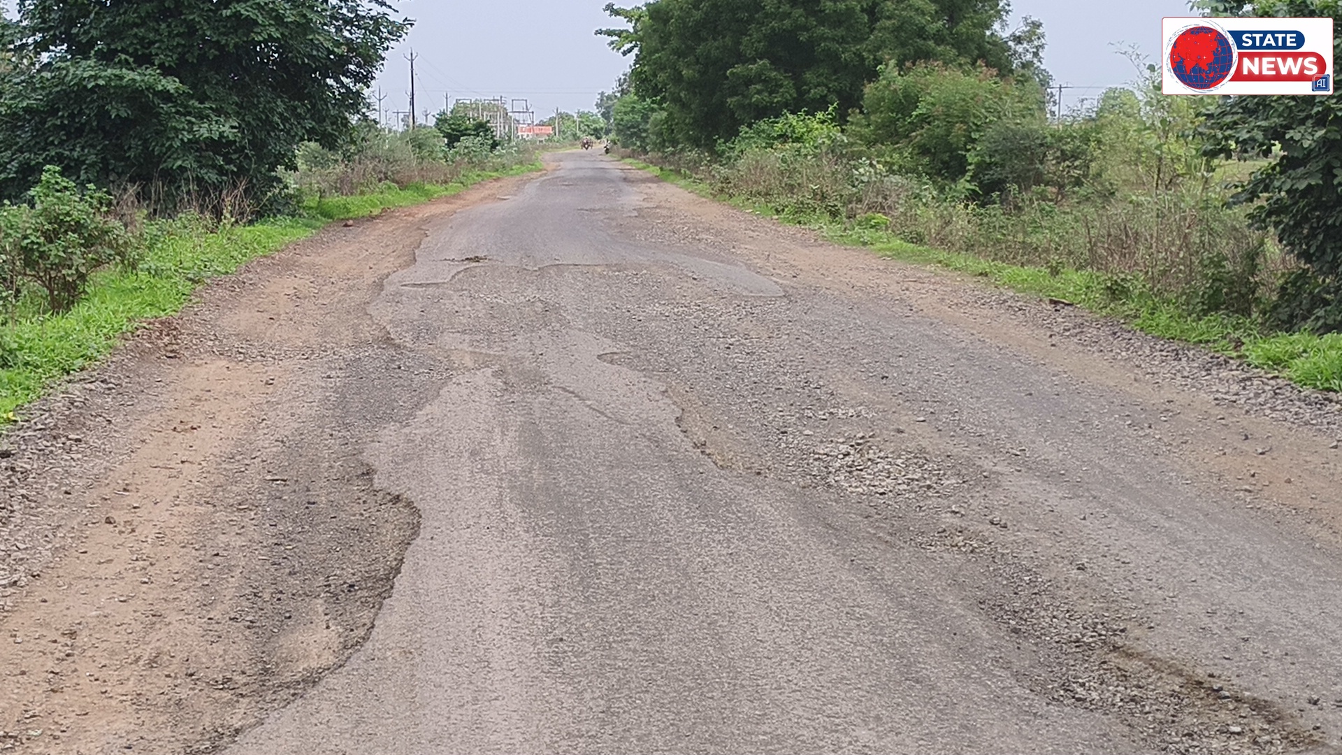 2 करोड़ 47 लाख 87 हजार रुपए से बने रोड में जगह जगह गड्ढे घटिया निर्माण, आए दिन एक्सीडेंट होते रहते हैं ग्रामीणों में आक्रोश