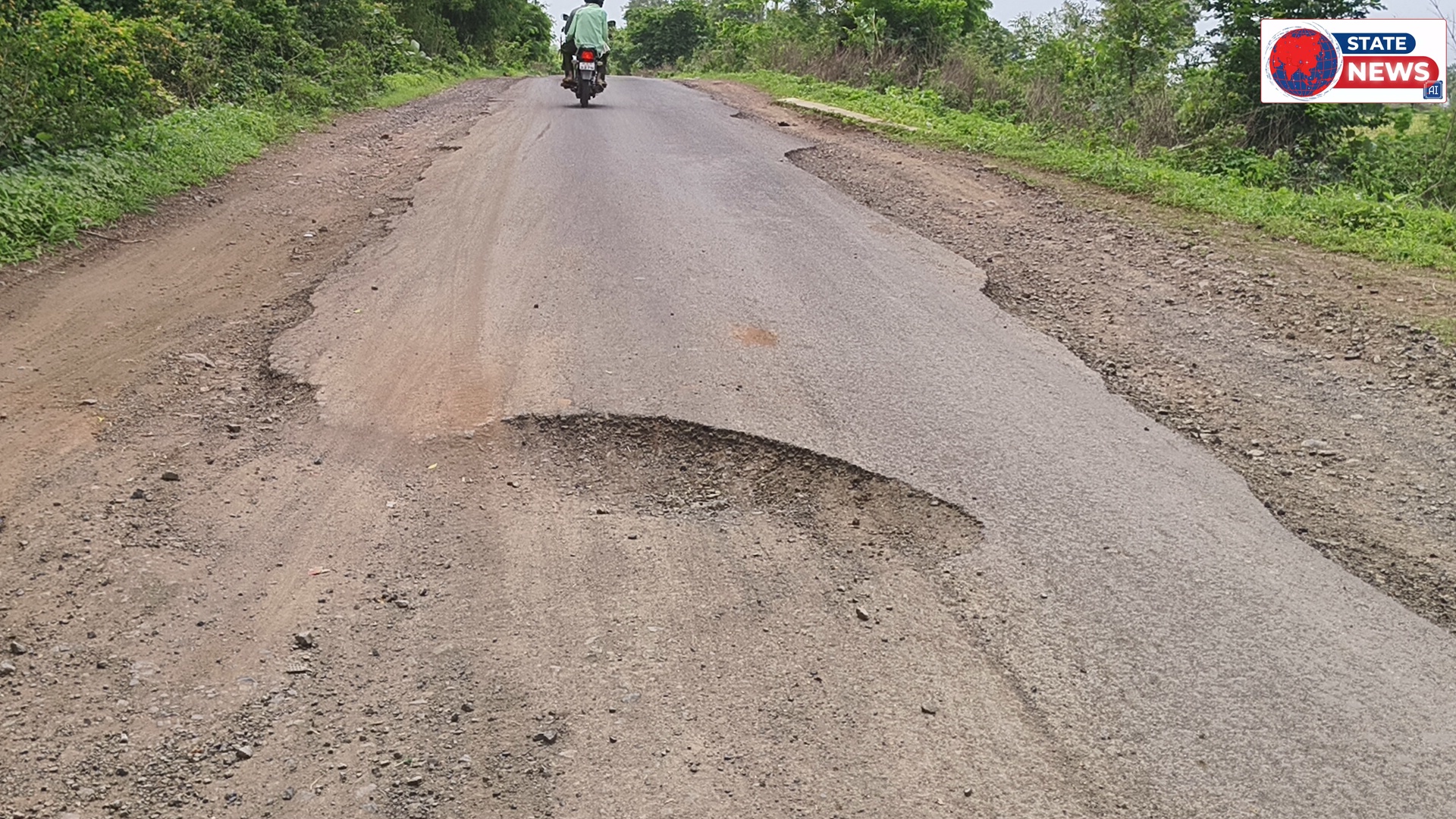2 करोड़ 47 लाख 87 हजार रुपए से बने रोड में जगह जगह गड्ढे घटिया निर्माण, आए दिन एक्सीडेंट होते रहते हैं ग्रामीणों में आक्रोश