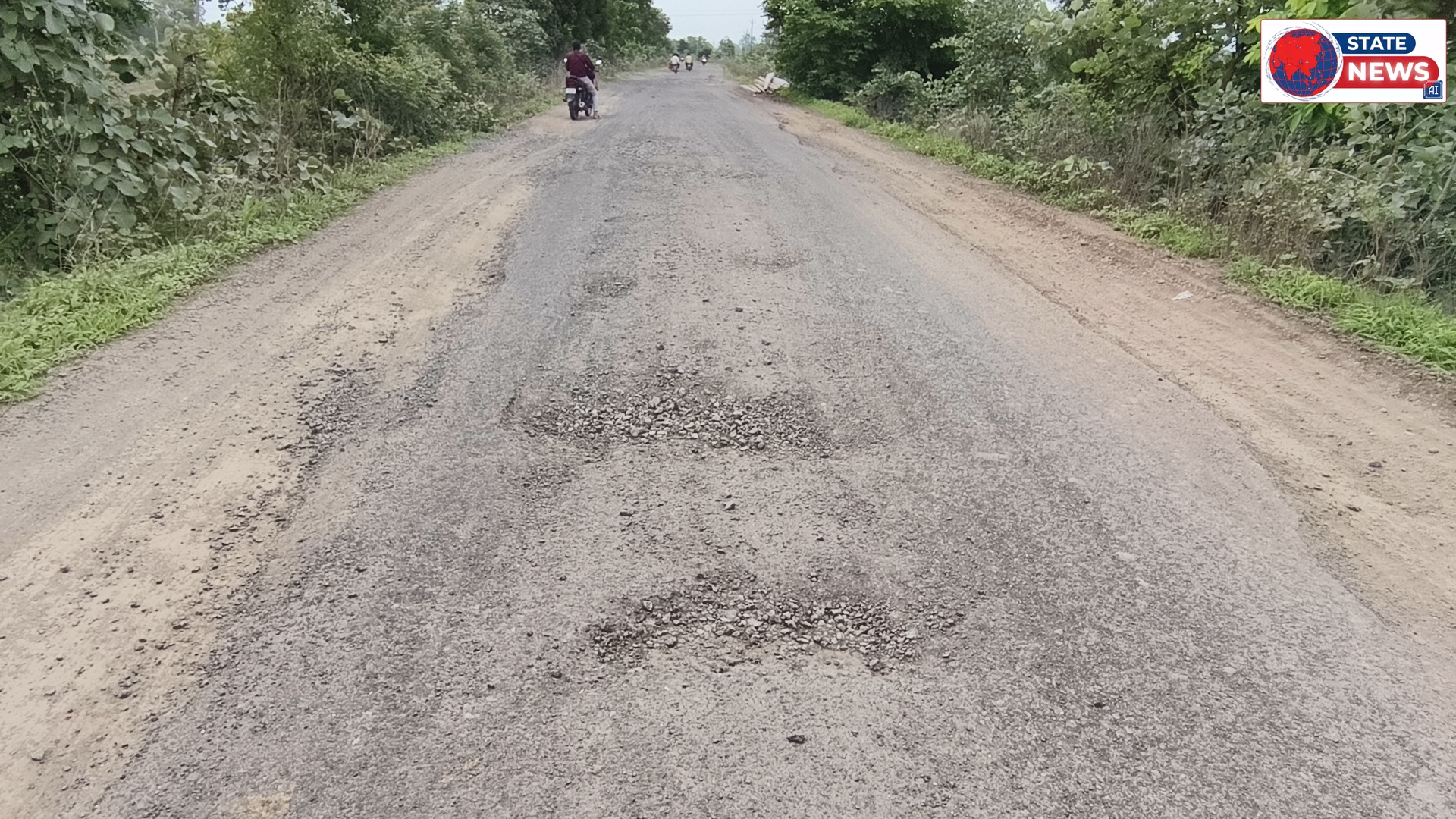 2 करोड़ 47 लाख 87 हजार रुपए से बने रोड में जगह जगह गड्ढे घटिया निर्माण, आए दिन एक्सीडेंट होते रहते हैं ग्रामीणों में आक्रोश