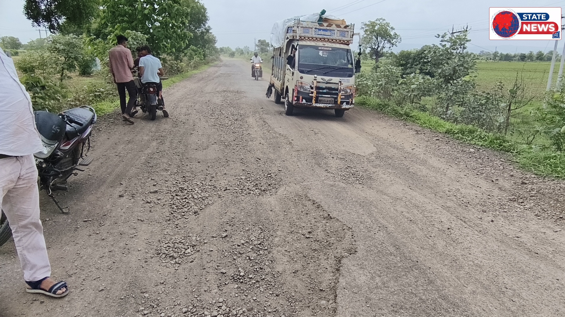 2 करोड़ 47 लाख 87 हजार रुपए से बने रोड में जगह जगह गड्ढे घटिया निर्माण, आए दिन एक्सीडेंट होते रहते हैं ग्रामीणों में आक्रोश