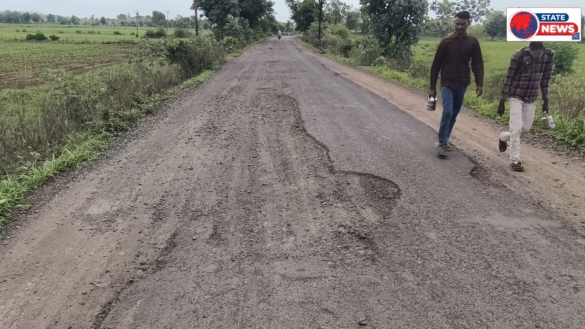 2 करोड़ 47 लाख 87 हजार रुपए से बने रोड में जगह जगह गड्ढे घटिया निर्माण, आए दिन एक्सीडेंट होते रहते हैं ग्रामीणों में आक्रोश