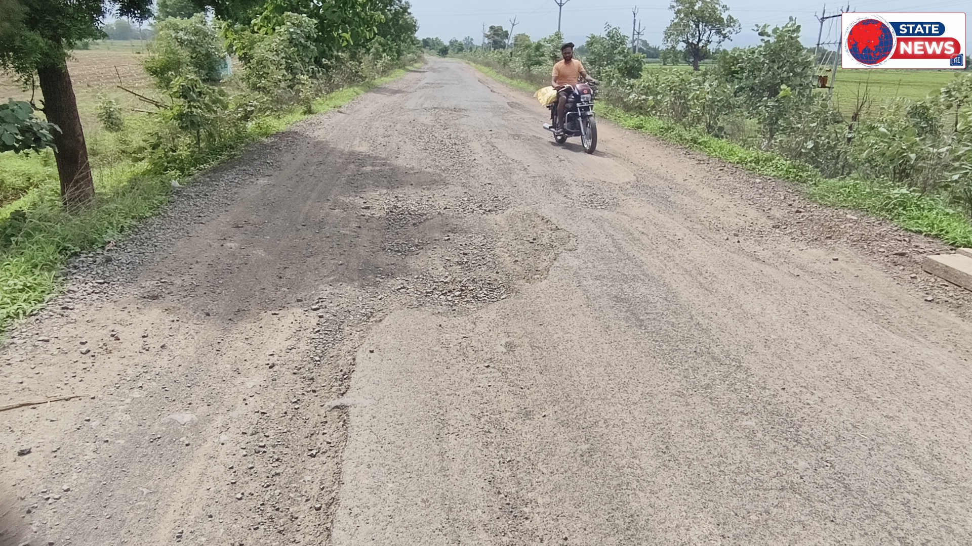 2 करोड़ 47 लाख 87 हजार रुपए से बने रोड में जगह जगह गड्ढे घटिया निर्माण, आए दिन एक्सीडेंट होते रहते हैं ग्रामीणों में आक्रोश