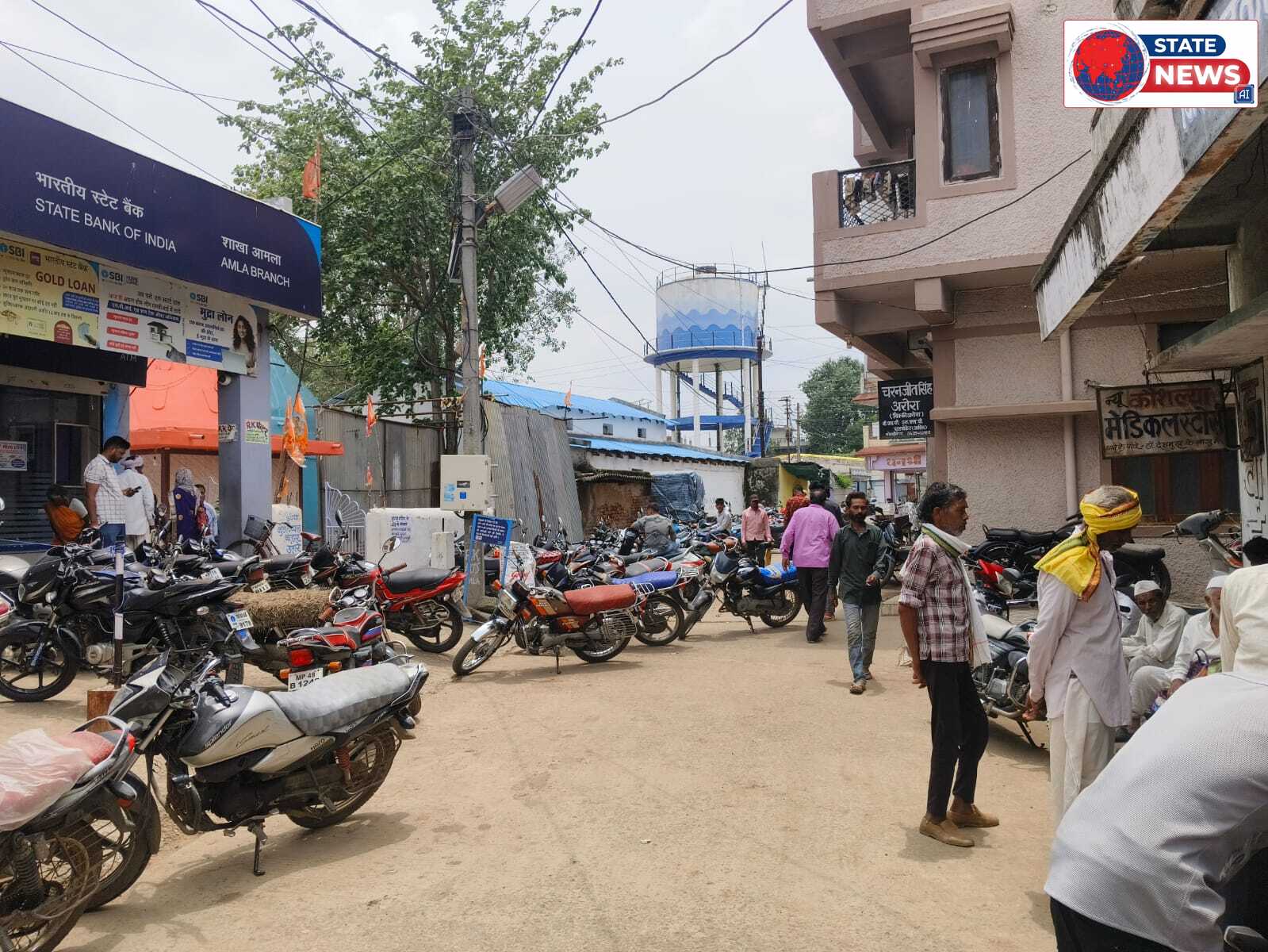 आमला के प्रमुख बैंकों में पार्किंग व्यवस्था का अभाव, ग्राहक सड़क पर वाहन खड़े करने को मजबूर