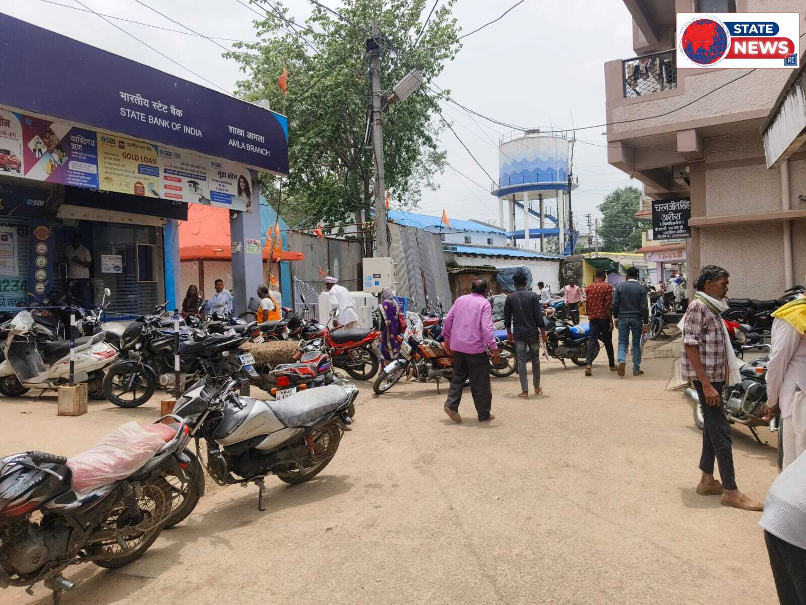 आमला के प्रमुख बैंकों में पार्किंग व्यवस्था का अभाव, ग्राहक सड़क पर वाहन खड़े करने को मजबूर