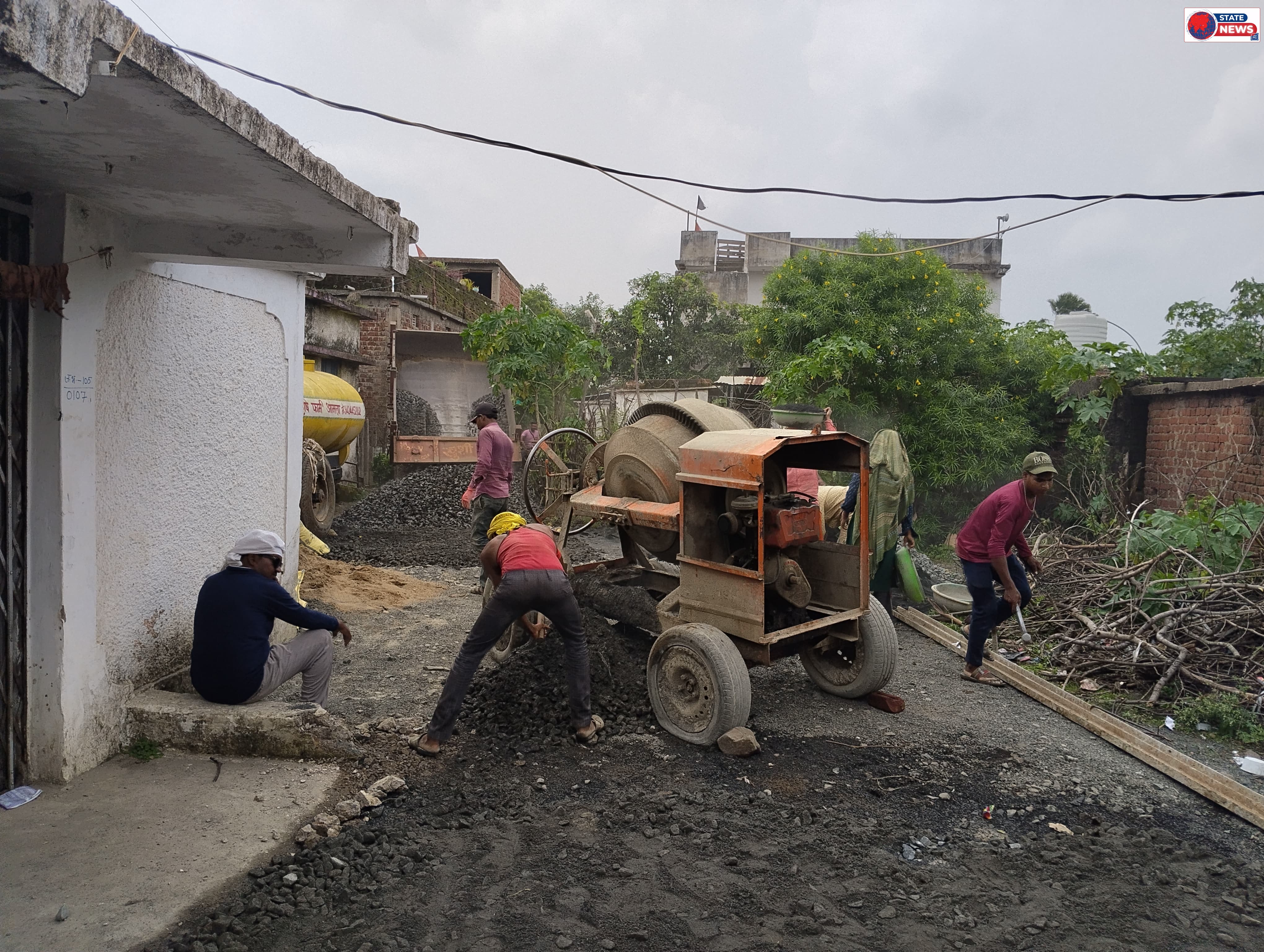 50 साल का इंतजार खत्म: पार्षद खुशबू विजय अतुलकर के प्रयासों से वार्ड-9 में शुरू हुआ सीसी रोड निर्माण